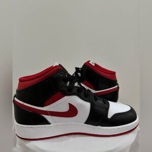 (Never Worn) AIR JORDAN 1 MID (GS)